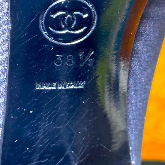 ✨Gorgeous authentic Chanel classic black pumps. Capped toe ✨Excellent condition! - Picture 4 of 6